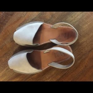 Light taupe Avarcas, size 8 women’s
